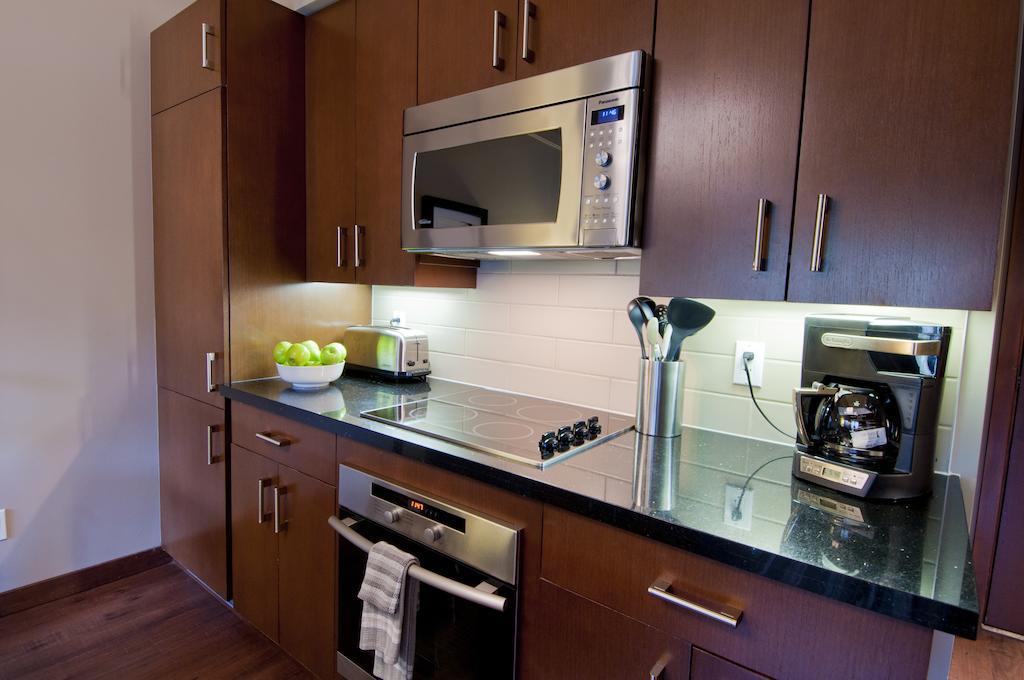 Lodging Ovations Hotel Whistler Ruang foto
