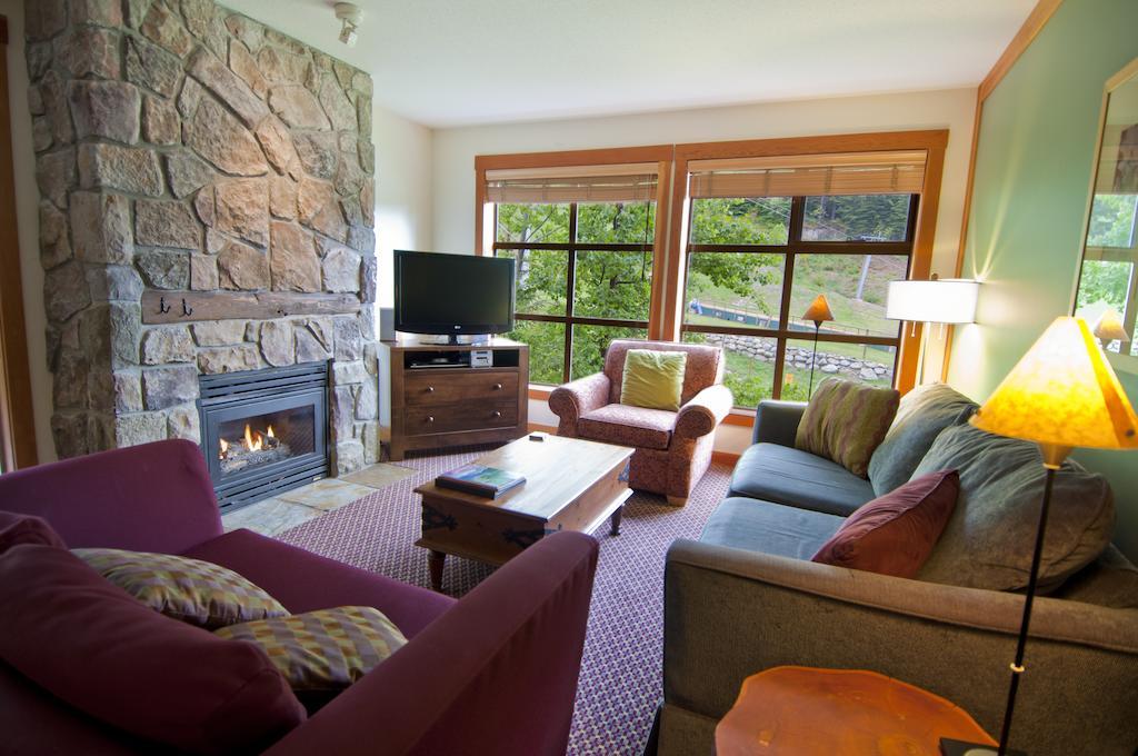 Lodging Ovations Hotel Whistler Bagian luar foto