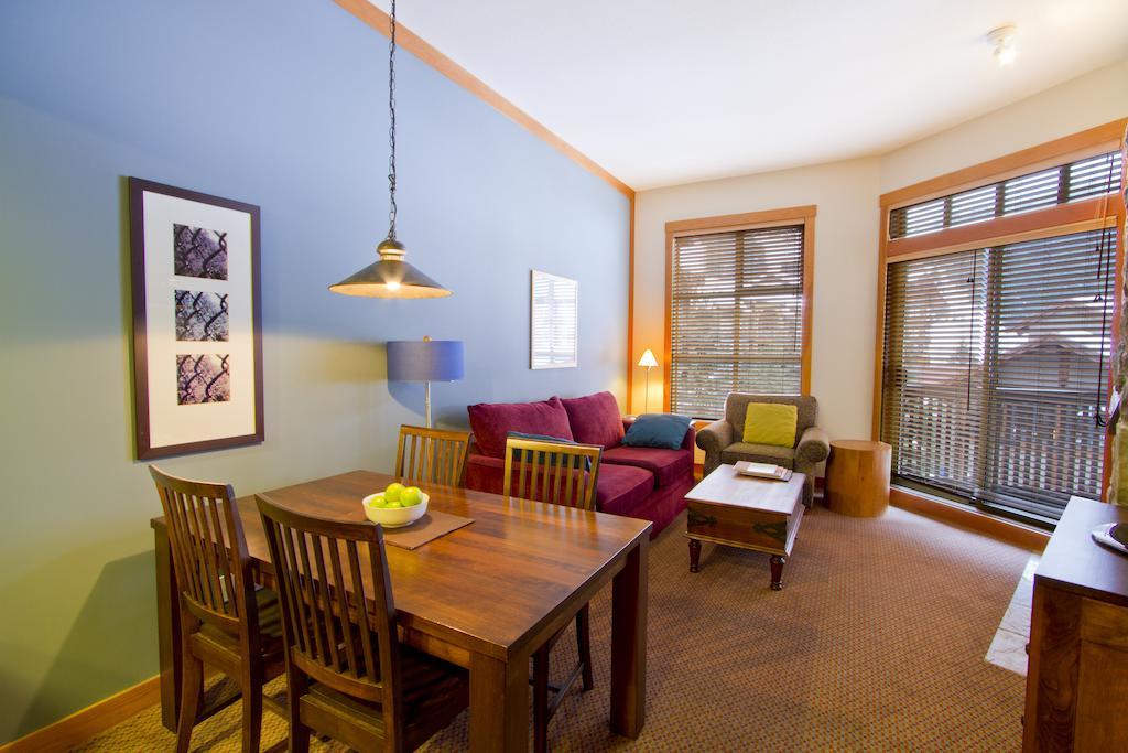 Lodging Ovations Hotel Whistler Bagian luar foto
