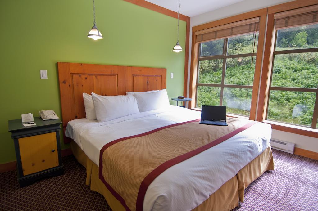 Lodging Ovations Hotel Whistler Bagian luar foto