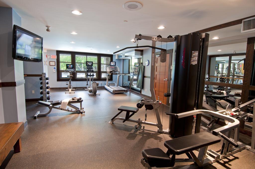 Lodging Ovations Hotel Whistler Bagian luar foto