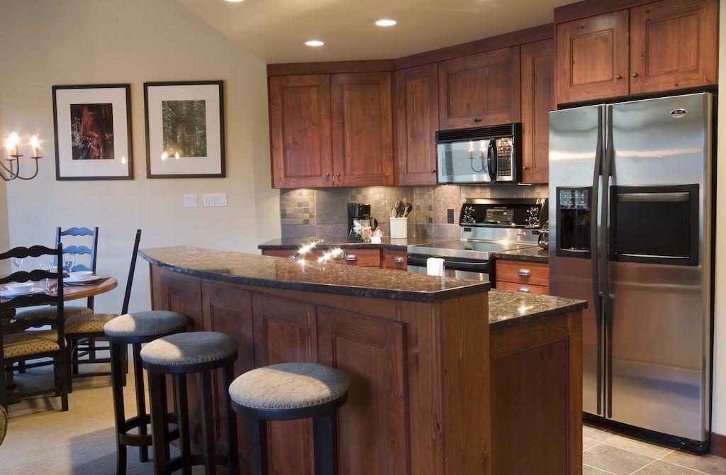 Lodging Ovations Hotel Whistler Bagian luar foto