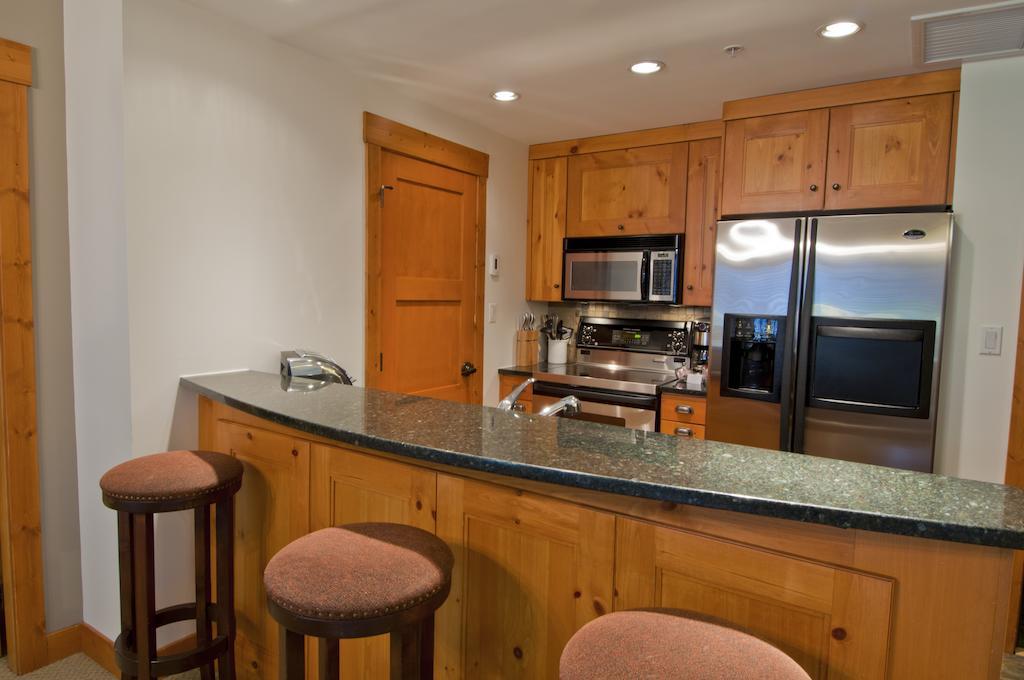 Lodging Ovations Hotel Whistler Bagian luar foto