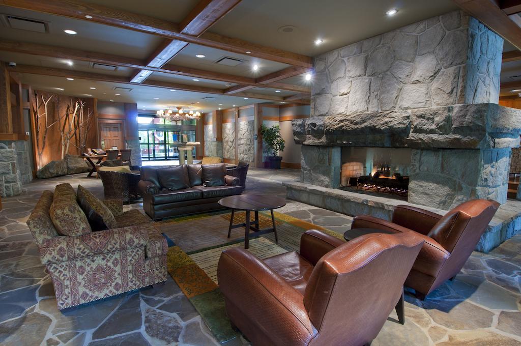 Lodging Ovations Hotel Whistler Bagian luar foto