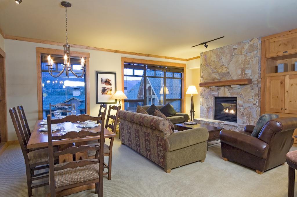 Lodging Ovations Hotel Whistler Bagian luar foto