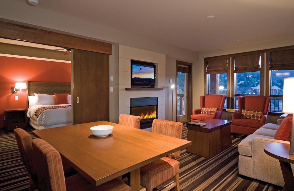 Lodging Ovations Hotel Whistler Bagian luar foto