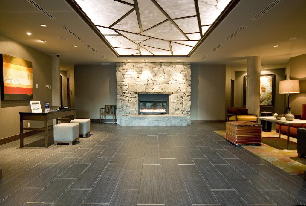 Lodging Ovations Hotel Whistler Bagian luar foto