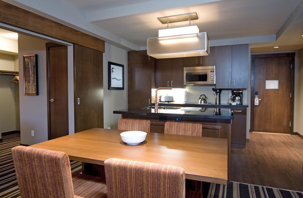 Lodging Ovations Hotel Whistler Bagian luar foto