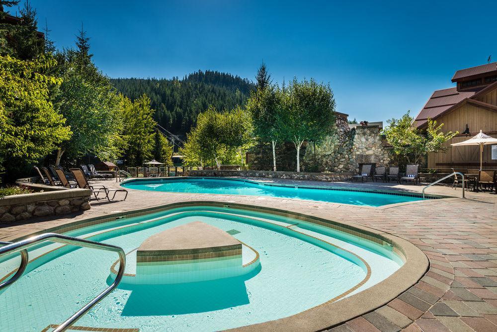 Lodging Ovations Hotel Whistler Bagian luar foto