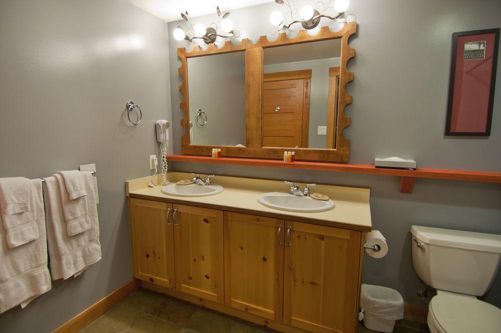 Lodging Ovations Hotel Whistler Bagian luar foto