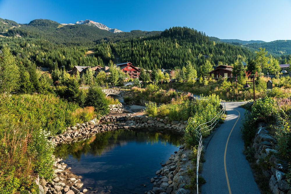 Lodging Ovations Hotel Whistler Bagian luar foto