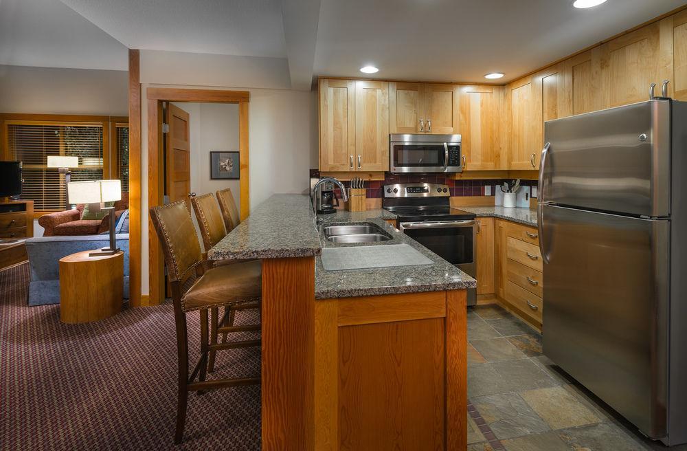 Lodging Ovations Hotel Whistler Bagian luar foto