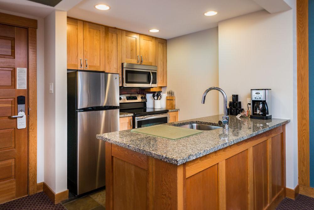 Lodging Ovations Hotel Whistler Bagian luar foto