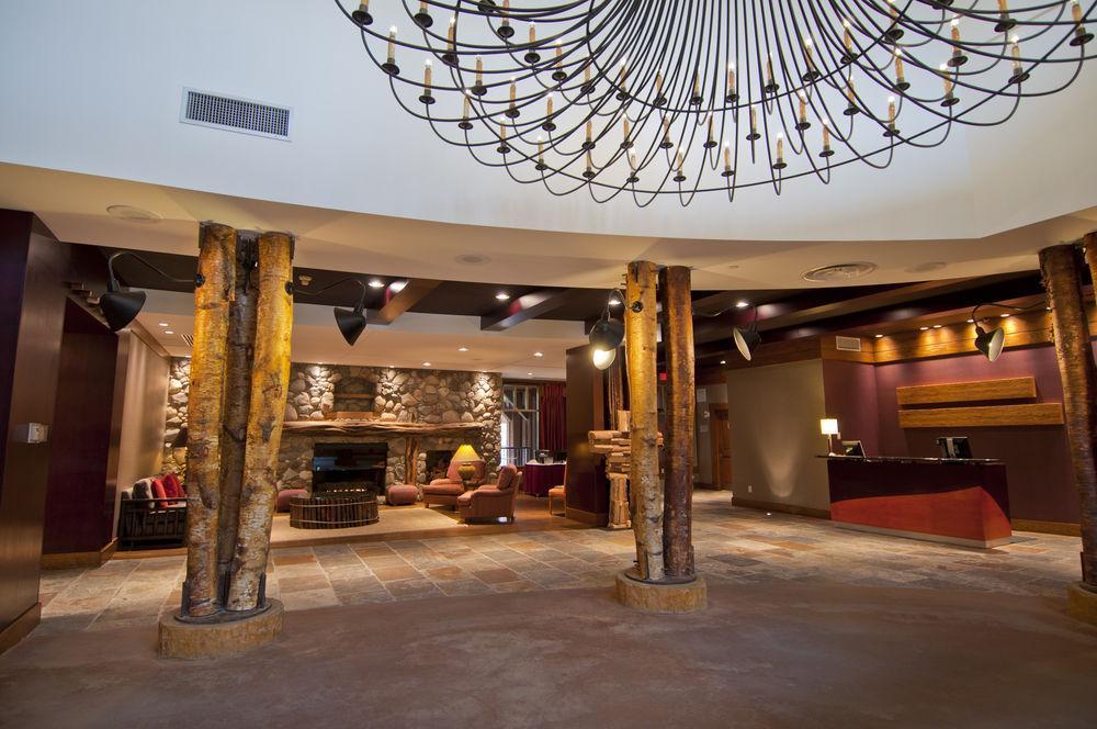 Lodging Ovations Hotel Whistler Bagian luar foto