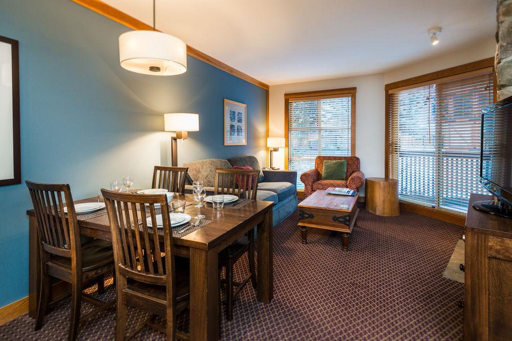 Lodging Ovations Hotel Whistler Bagian luar foto