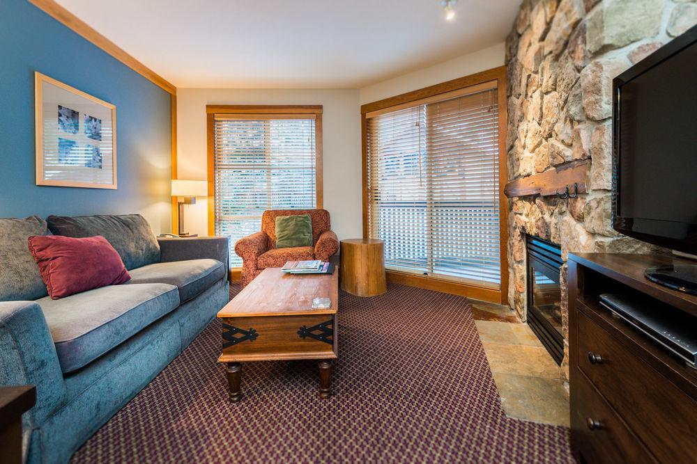 Lodging Ovations Hotel Whistler Bagian luar foto