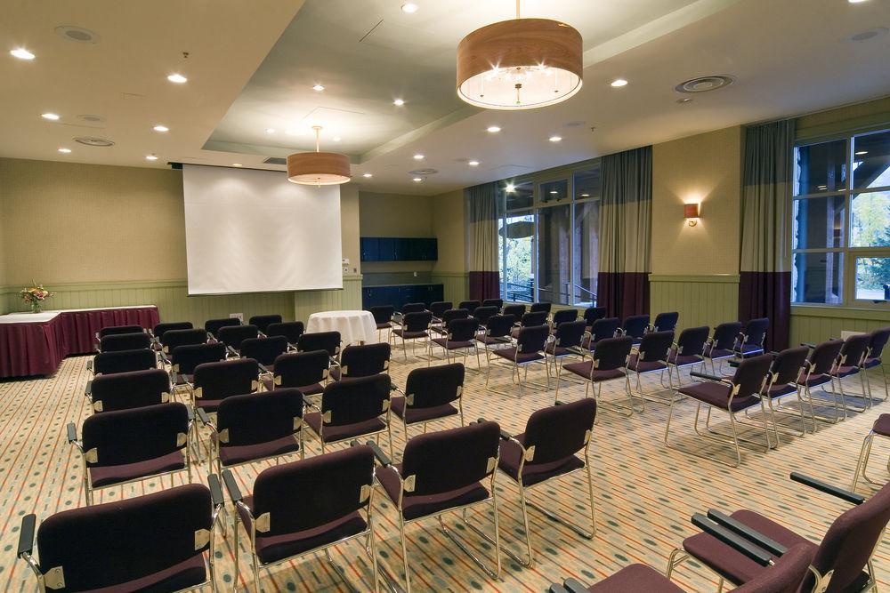 Lodging Ovations Hotel Whistler Bagian luar foto